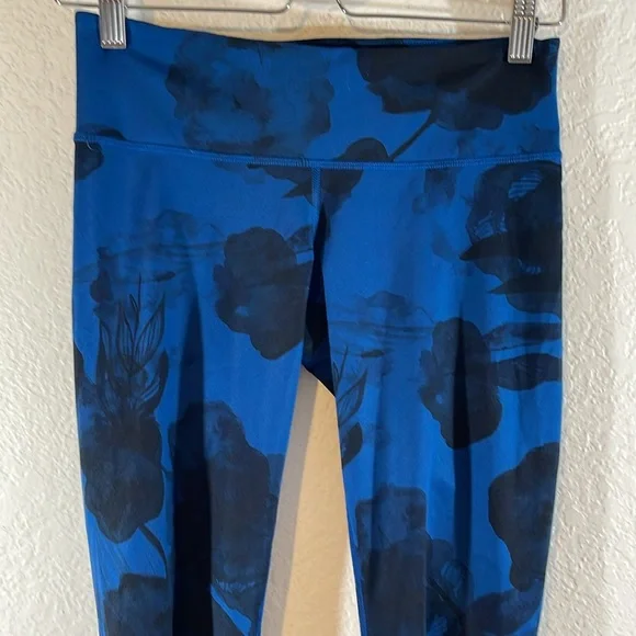 LULULEMON Athletica Blue Floral Wunder Under Crop
Leggings Size 4 - Picture 4 of 12